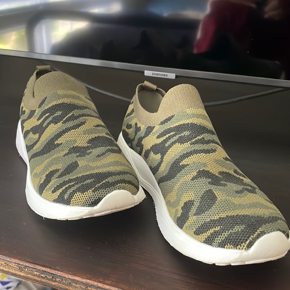 Lillian Steve Madden slip on sneaker size 7, camouflage pattern